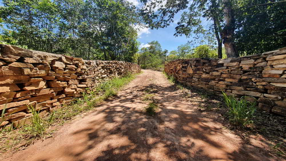 Muro de pedras na Trilha do Brasileirinho